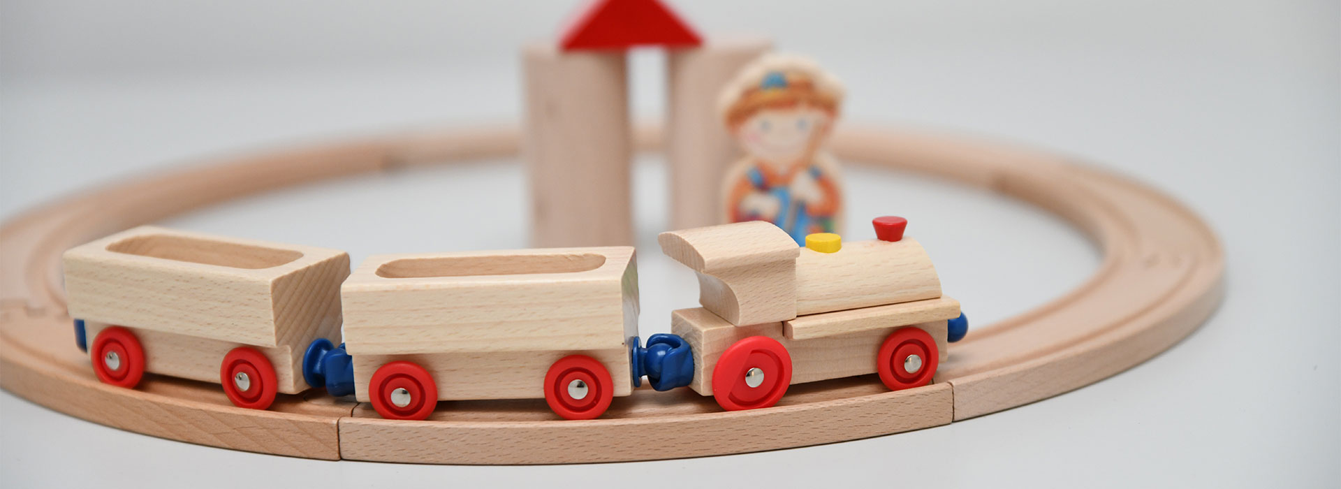 Eine Holz-Eisenbahn dreht eine Runde