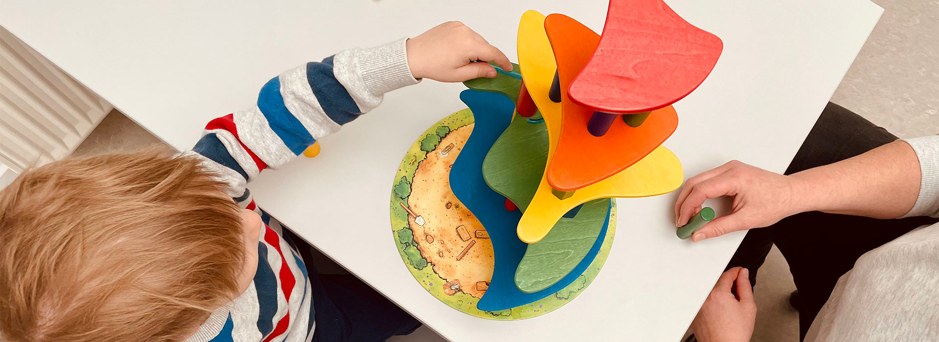 Der Arm eines Kindes macht ein buntes Geschicklichkeitsspiel