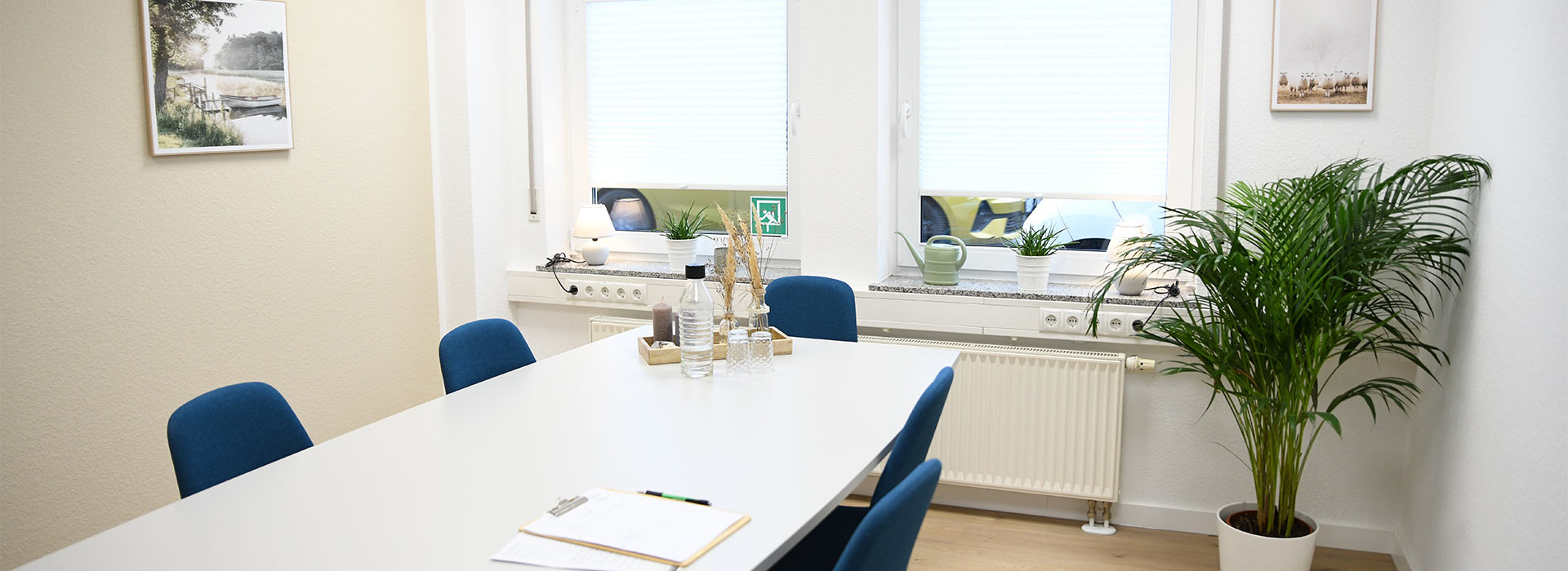 Großer Tisch mit Stühlen rundherum
