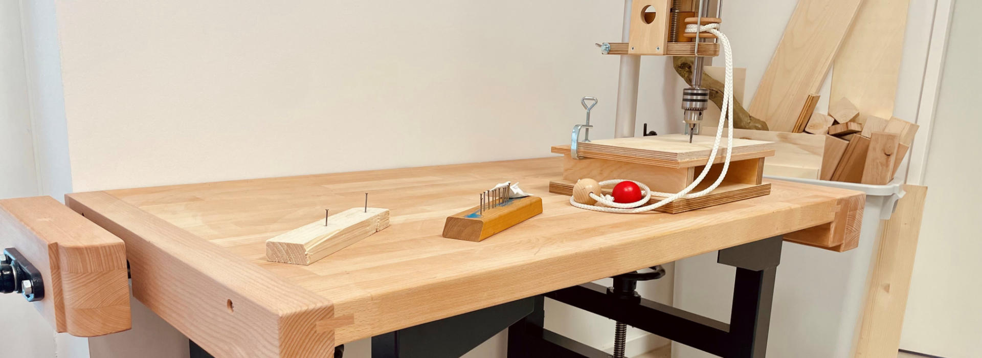 Werkbank aus Holz mit Bohrmaschine